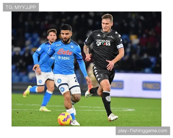 慢镜回放:迪洛伦佐精准传中越过门将,奥斯梅恩头球击中横梁 慢镜回放:迪洛伦佐精准传中越过门将,奥斯梅恩头球击中横梁