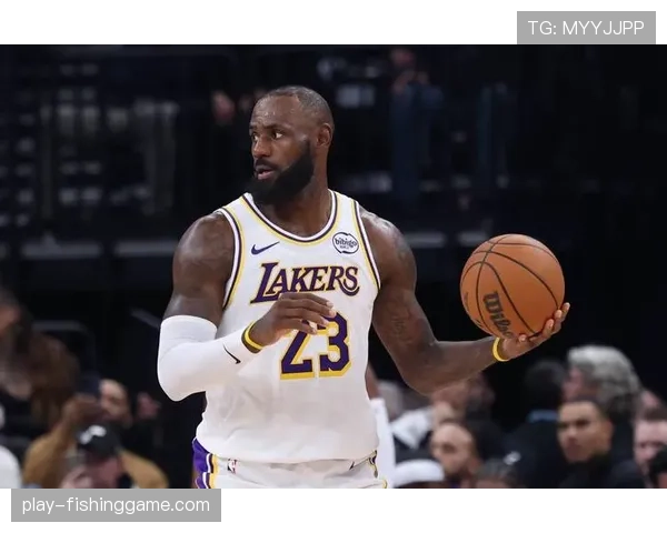 勒布朗·詹姆斯生涯总得分突破45000分,湖人主场暂停比赛为其庆祝 勒布朗·詹姆斯生涯总得分突破45000分,湖人主场暂停比赛为其庆祝